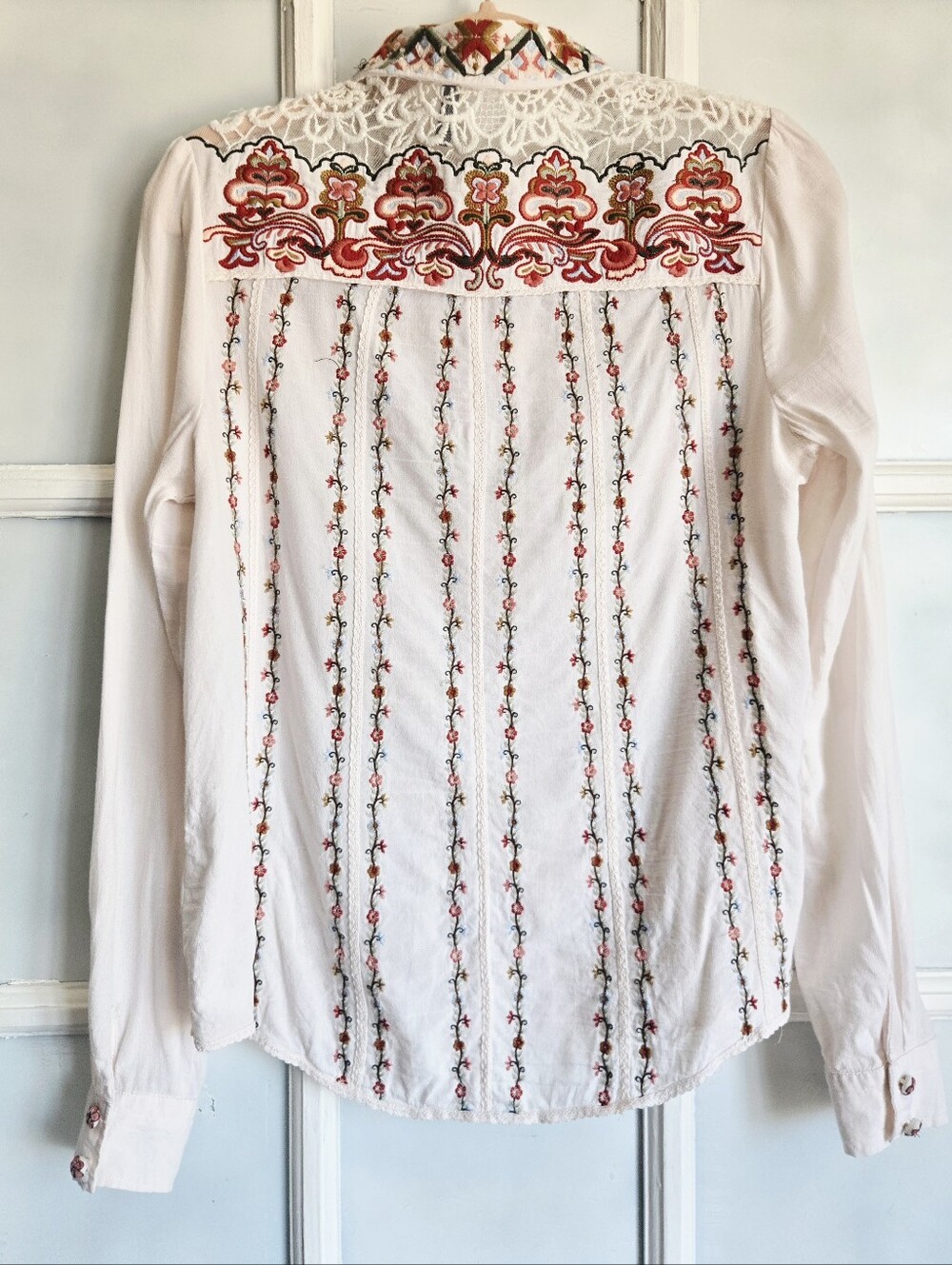 Anthropologie Akemi + Kin Boullion Floral Embroidered Crochet Lace Button Down 6 - Picture 5 of 14
